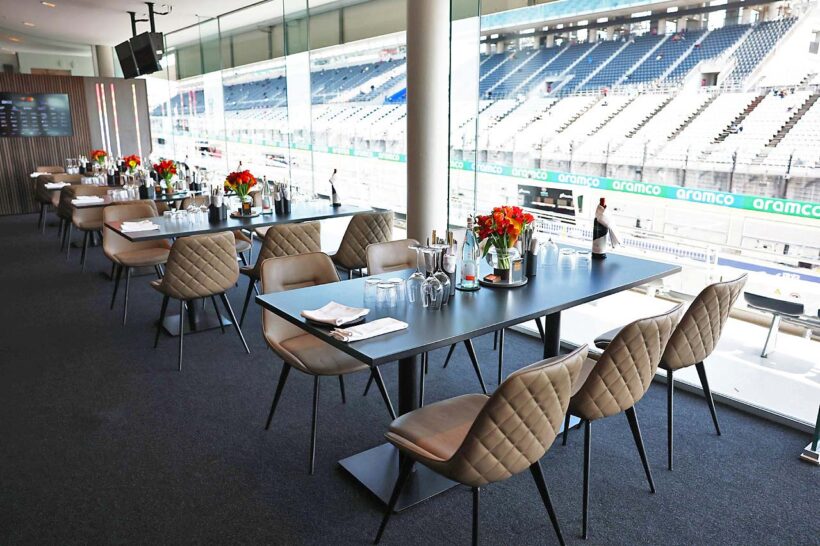 メインストレートを疾走するF1マシンを眺めながらワールドクラスの料理と飲み物が楽しめる。大型モニターで予選からマクラーレンチームの状況を確認できるがテラスに出てもいい。
