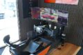 F1マシンの走りを見て興奮したら、合間にシミュレーターのステアリングを握ることもできる。私は気後れして挑戦することはできなかった。