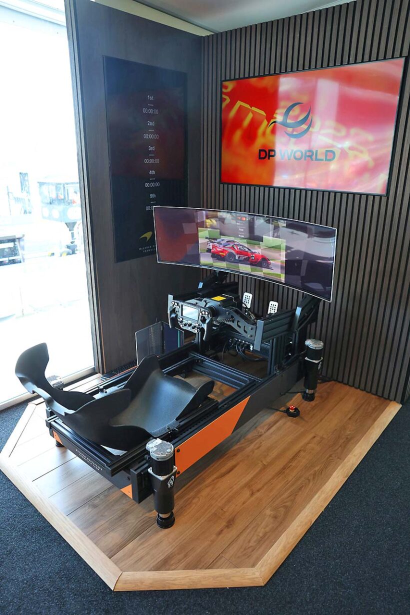 F1マシンの走りを見て興奮したら、合間にシミュレーターのステアリングを握ることもできる。私は気後れして挑戦することはできなかった。