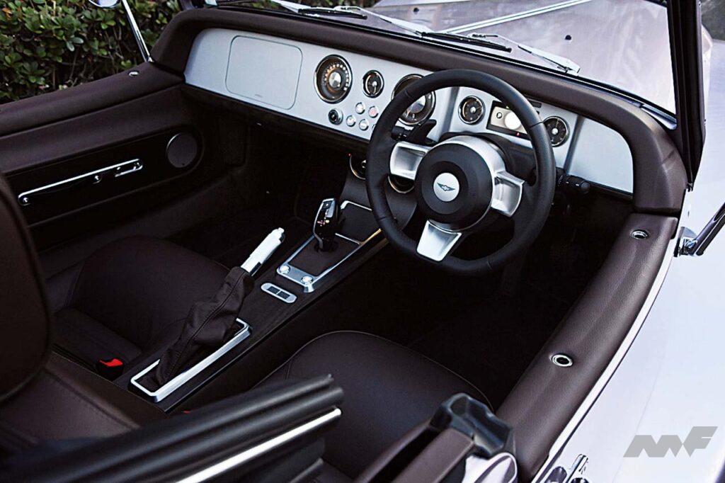 レザーとウッドを多用したインテリアは上質そのものだ。試乗車にはオプション設定となるゼンハイザー製プレミアムオーディオが装備されていた。