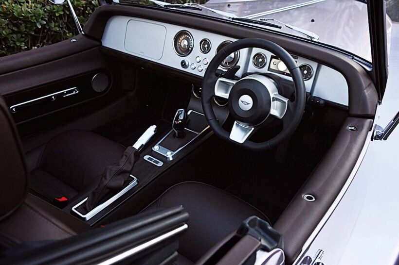 レザーとウッドを多用したインテリアは上質そのものだ。試乗車にはオプション設定となるゼンハイザー製プレミアムオーディオが装備されていた。