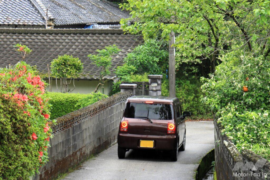 細い路地を運転するクルマ