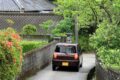 細い路地を運転するクルマ