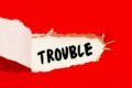 中央にtroubleと書かれた写真