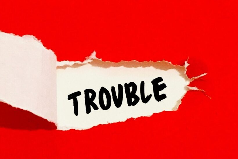 中央にtroubleと書かれた写真