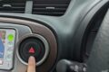 ハザードランプを押す様子