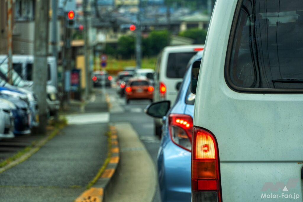 ブレーキランプを灯すクルマ