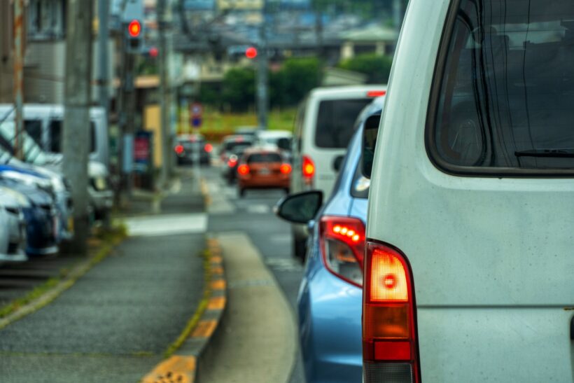 ブレーキランプを灯すクルマ