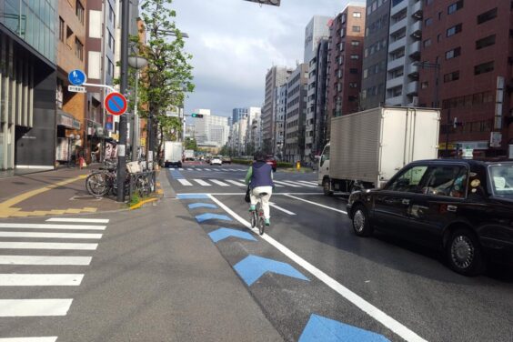 車道を走る自転車