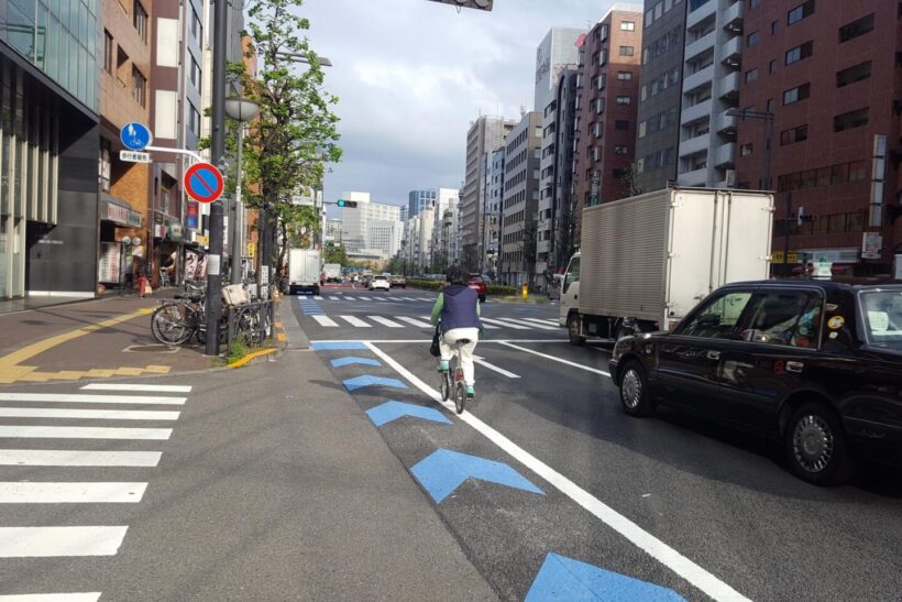 車道を走る自転車