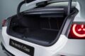 フル電動パワートレインを搭載する新型「メルセデス・ベンツ Cクラス」のラゲッジルーム。