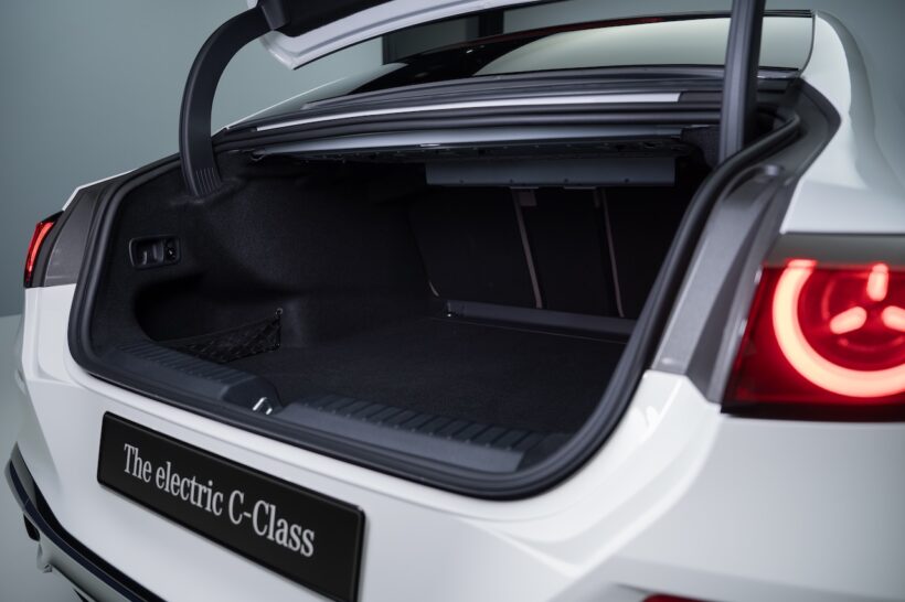 フル電動パワートレインを搭載する新型「メルセデス・ベンツ Cクラス」のラゲッジルーム。