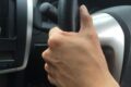 しっかりとハンドルを持って運転