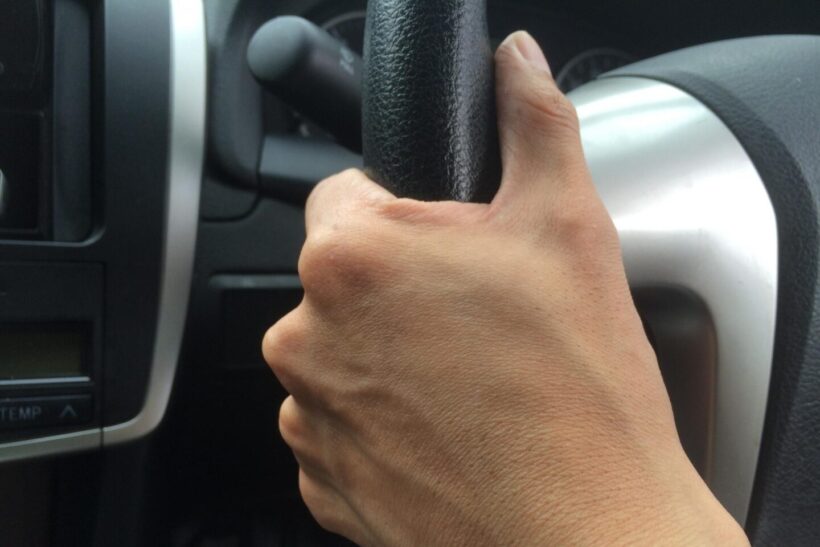 しっかりとハンドルを持って運転