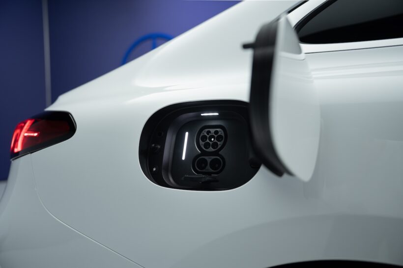 新型「メルセデス・ベンツ Cクラス」の給電口。