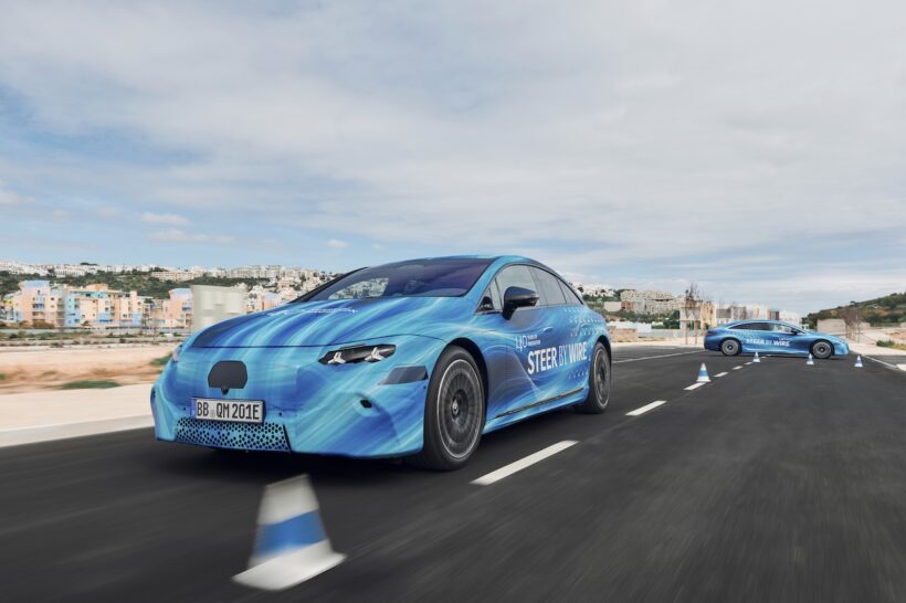 ステア・バイ・ワイヤのテストを実施する、新型「メルセデス・ベンツ EQS」。