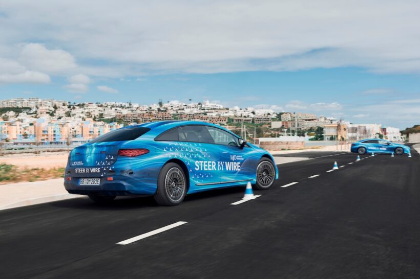 ステア・バイ・ワイヤのテストを実施する、新型「メルセデス・ベンツ EQS」。