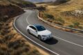 フル電動パワートレインを搭載する新型「メルセデス・ベンツ Cクラス」の走行シーン。