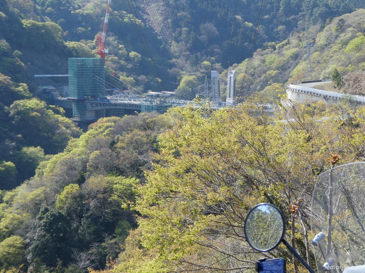 山里に春の訪れを告げるしだれ桜が風景を鮮やかに彩っていた。ゆるカブ