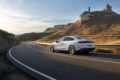 フル電動パワートレインを搭載する新型「メルセデス・ベンツ Cクラス」の走行シーン。