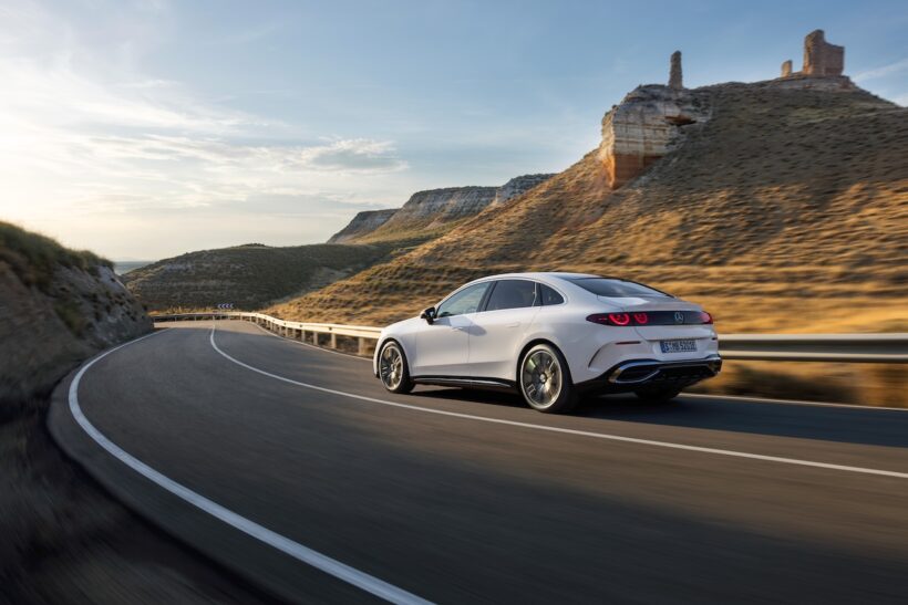フル電動パワートレインを搭載する新型「メルセデス・ベンツ Cクラス」の走行シーン。