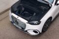 フル電動パワートレインを搭載する新型「メルセデス・ベンツ Cクラス」のラゲッジルーム。