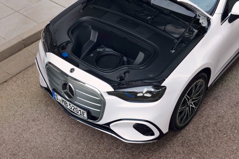 フル電動パワートレインを搭載する新型「メルセデス・ベンツ Cクラス」のラゲッジルーム。