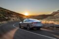 フル電動パワートレインを搭載する新型「メルセデス・ベンツ Cクラス」の走行シーン。