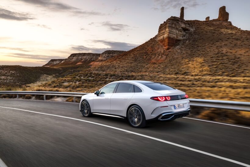フル電動パワートレインを搭載する新型「メルセデス・ベンツ Cクラス」の走行シーン。