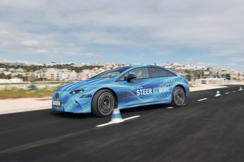 ステア・バイ・ワイヤのテストを実施する、新型「メルセデス・ベンツ EQS」。