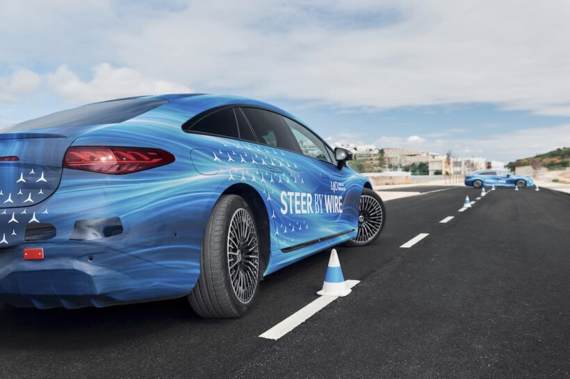 ステア・バイ・ワイヤのテストを実施する、新型「メルセデス・ベンツ EQS」。
