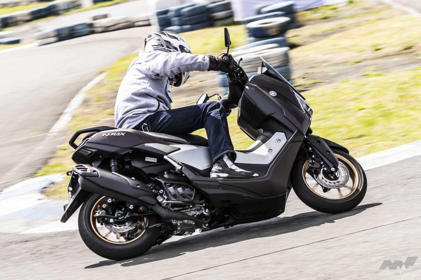 NMAX125 実働　3月20日まで値下げ プロが語る“原付”徹底検証】NMAX125／155試乗！ 三代目が誇るYECVTの