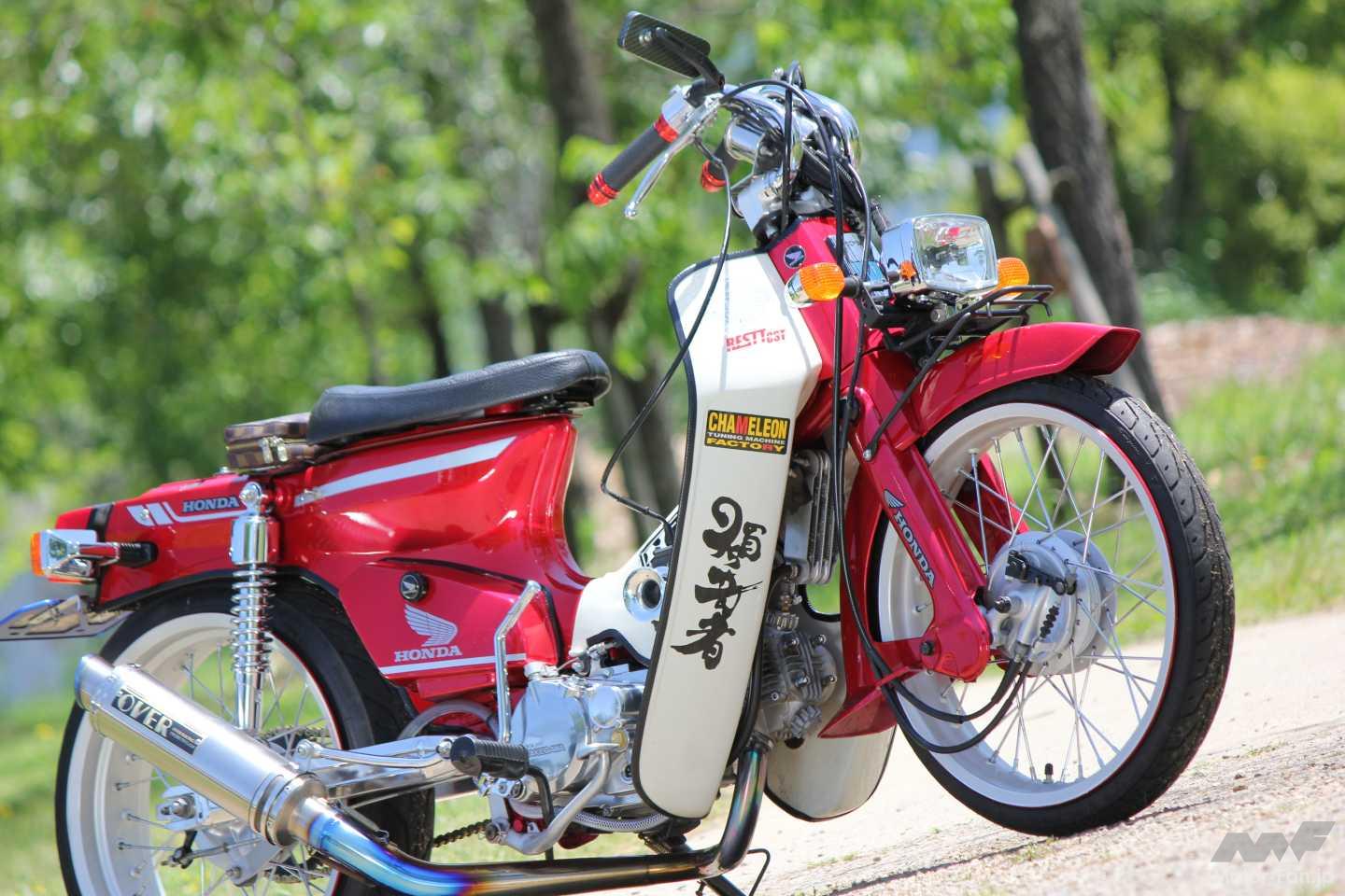 カスタムカブ90 ホイール　角目 角目カブ”を旧車レーサー風に！】4.25Jワイドホイール＆角目ライトで