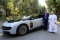 フェラーリ ルーチェがジョン・エルカン会長によってローマ教皇レオ14世に披露された。