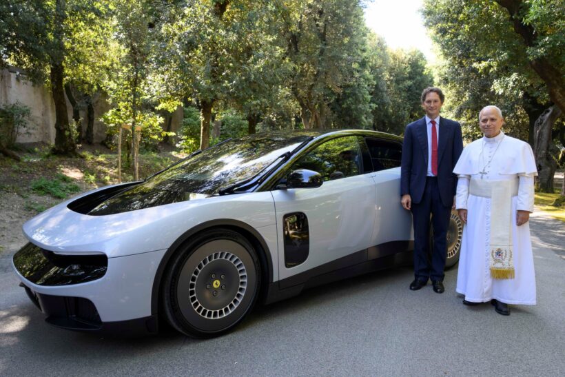 フェラーリ ルーチェがジョン・エルカン会長によってローマ教皇レオ14世に披露された。