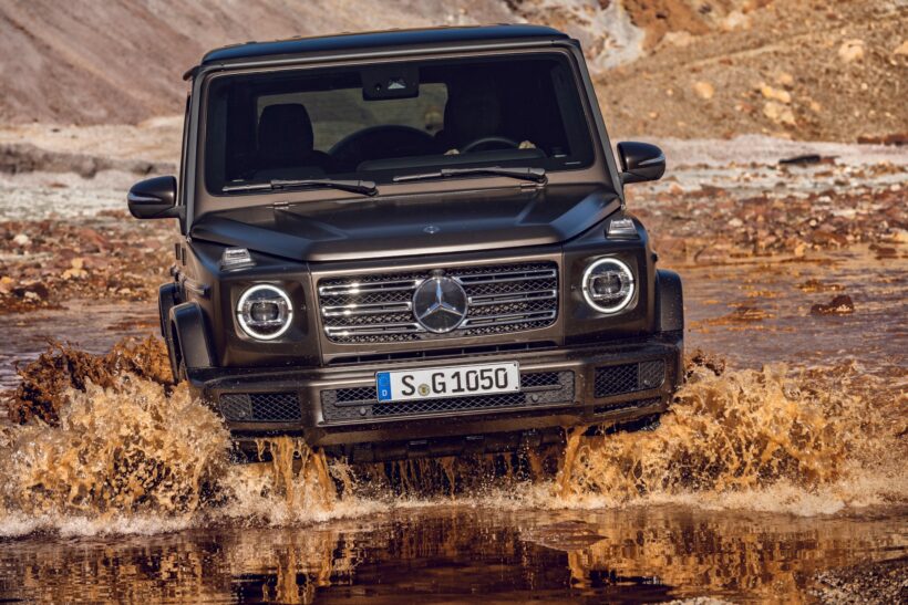 "G" クラスはドイツ語でオフロード車を意味するGeländewagen(ゲレンデヴァーゲン)に由来する。