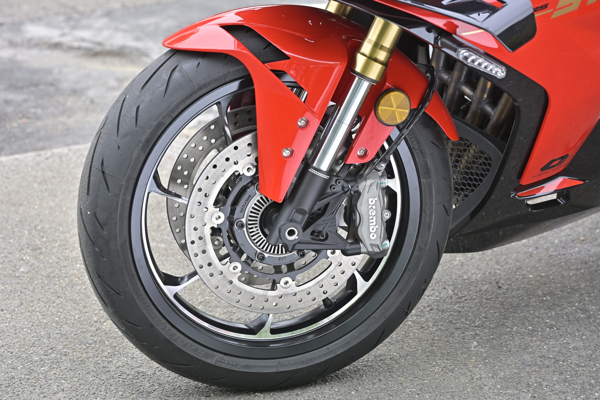 中国製の400cc直4？」 QJモーター・SRK 400 RS。コイツはニンジャZX-4R