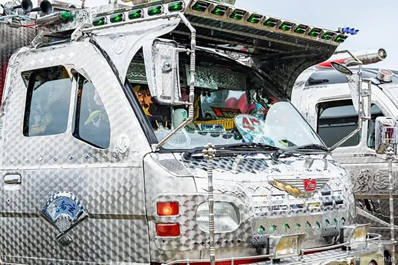 これぞ神戸・淡路流！」全面ウロコステンで魅せる王道デコトラ、車内は