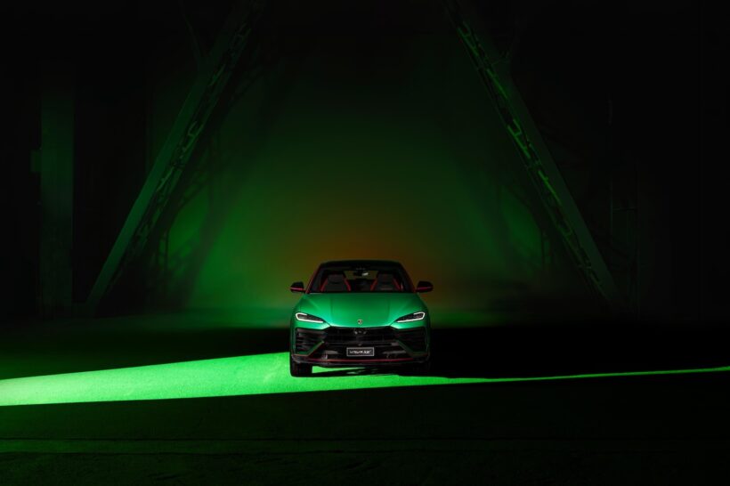 「ランボルギーニ ウルス SE テットネロ カプセル」のエクステリア。