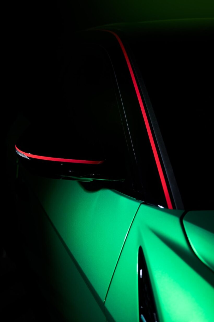 「ランボルギーニ ウルス SE テットネロ カプセル」のインテリア。