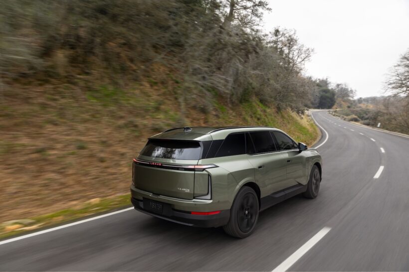 フル電動SUV「レクサス TZ 450e」の走行シーン。