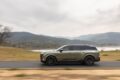 フル電動SUV「レクサス TZ 450e」の走行シーン。