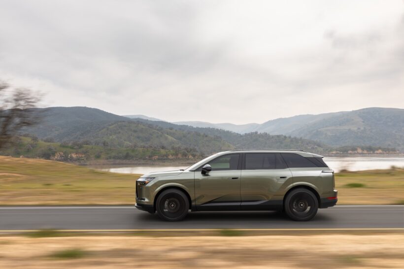 フル電動SUV「レクサス TZ 450e」の走行シーン。