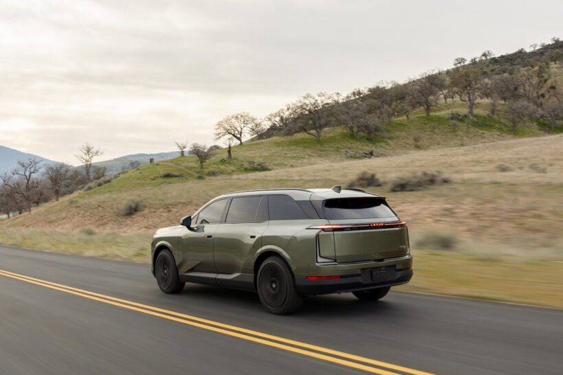 フル電動SUV「レクサス TZ 450e」の走行シーン。