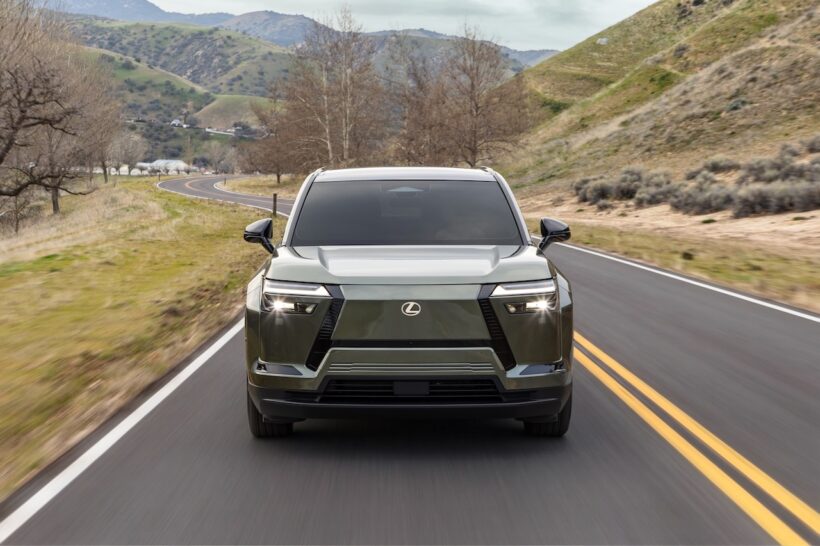 フル電動SUV「レクサス TZ 450e」の走行シーン。