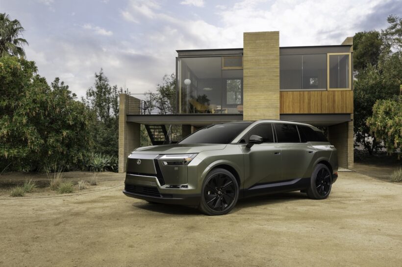 フル電動SUV「レクサス TZ 450e」の走行シーン。