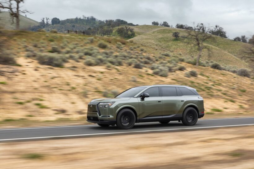 フル電動SUV「レクサス TZ 450e」の走行シーン。