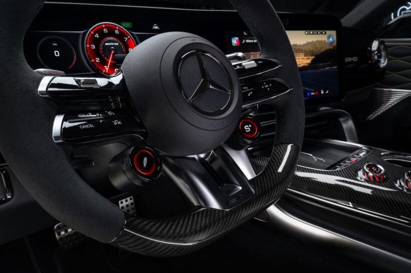 フル電動グランツーリスモ「メルセデス AMG GT 4ドア クーペ」のインテリア。