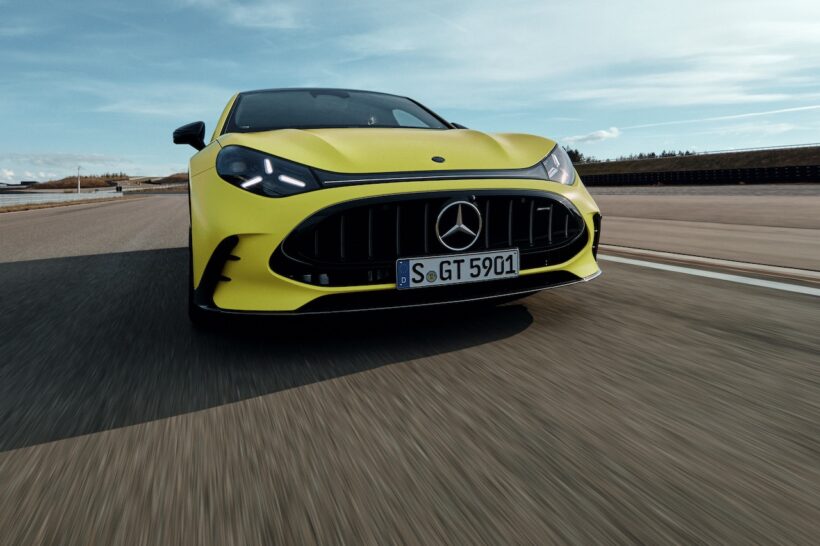 フル電動グランツーリスモ「メルセデス AMG GT 4ドア クーペ」の走行シーン。