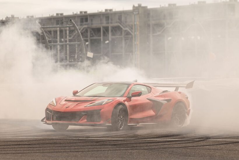 シボレーコルベットZR1Xが吹き消す250本のバースデーキャンドル